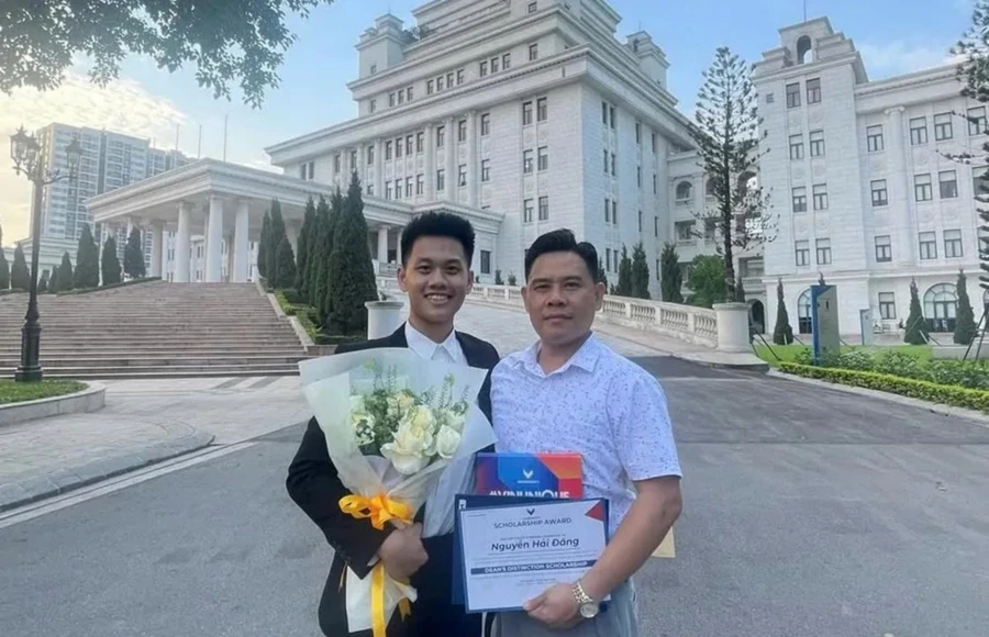 Nguyễn Hải Đăng (bìa trái).