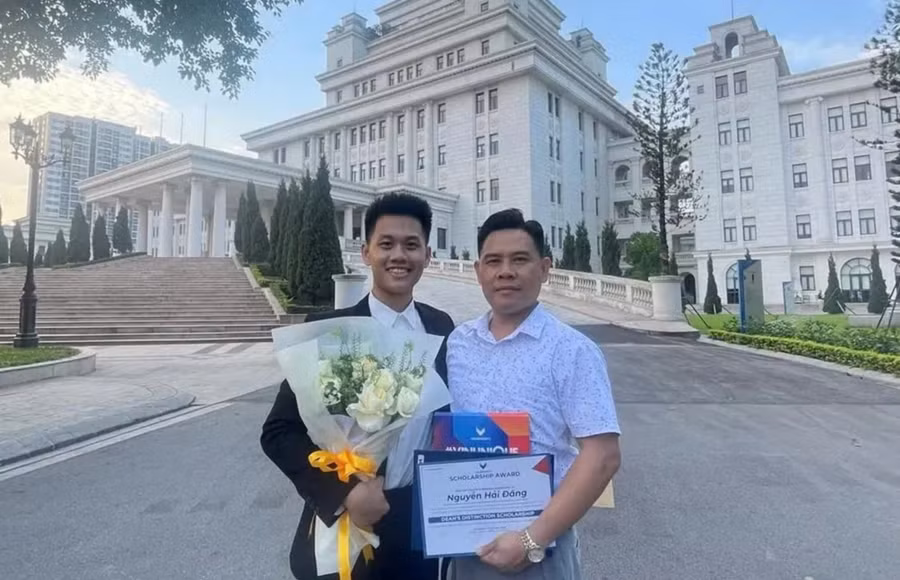 Nguyễn Hải Đăng (bìa trái).