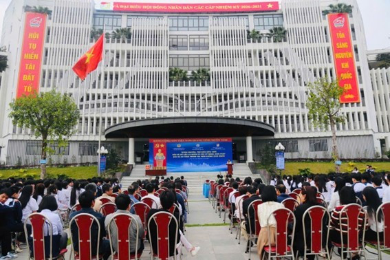 Buổi tuyên truyền phổ biến kiến thức bảo vệ dữ liệu cá nhân và các kỹ năng, biện pháp bảo vệ thông tin trên không gian mạng tại Trường THPT Chuyên Hùng Vương.