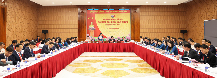 Quang cảnh phiên thảo luận tại Tổ thảo luận số 1, Đại hội đại biểu Đảng bộ tỉnh Phú Thọ lần thứ I.