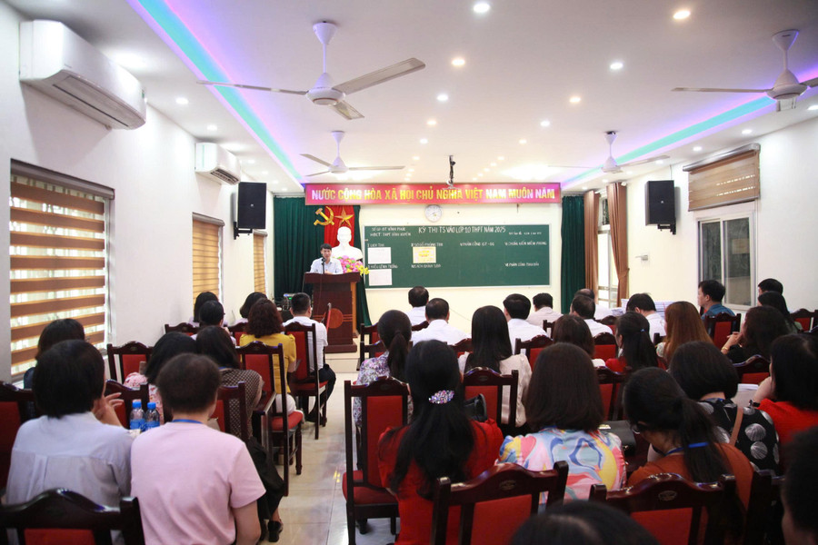 Phó Chủ tịch UBND tỉnh Vĩnh Phúc kiểm tra, phát biểu chỉ đạo tại Hội đồng coi thi Trường THPT Bình Xuyên. a-hieu-2.jpg