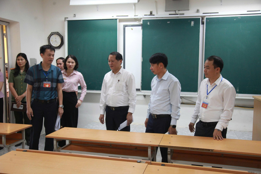 Theo báo cáo của các Hội đồng coi, cơ sở vật chất và nhân lực phục vụ công tác coi thi đã được chuẩn bị đầy đủ, kỹ lưỡng. a-hieu3.jpg