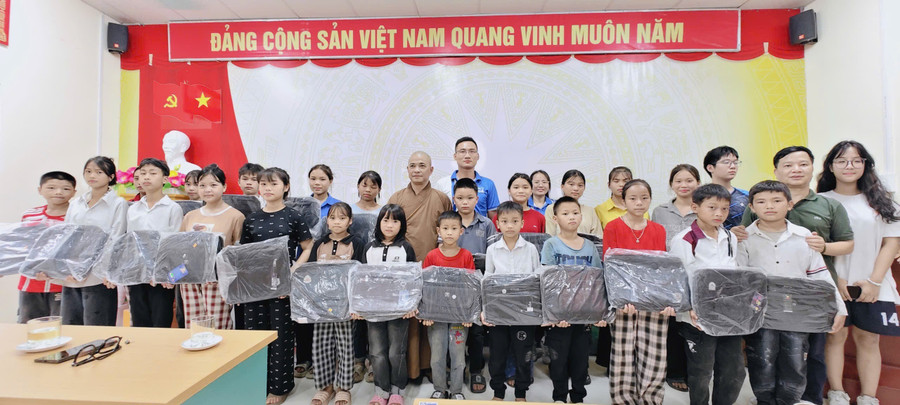 Đoàn thiện nguyện tặng quà, trao nhiều vật tư cho học sinh, Trường Dân tộc bán trú Tiểu học và THCS Xín Chải (xã Lao Chải, tỉnh Tuyên Quang).