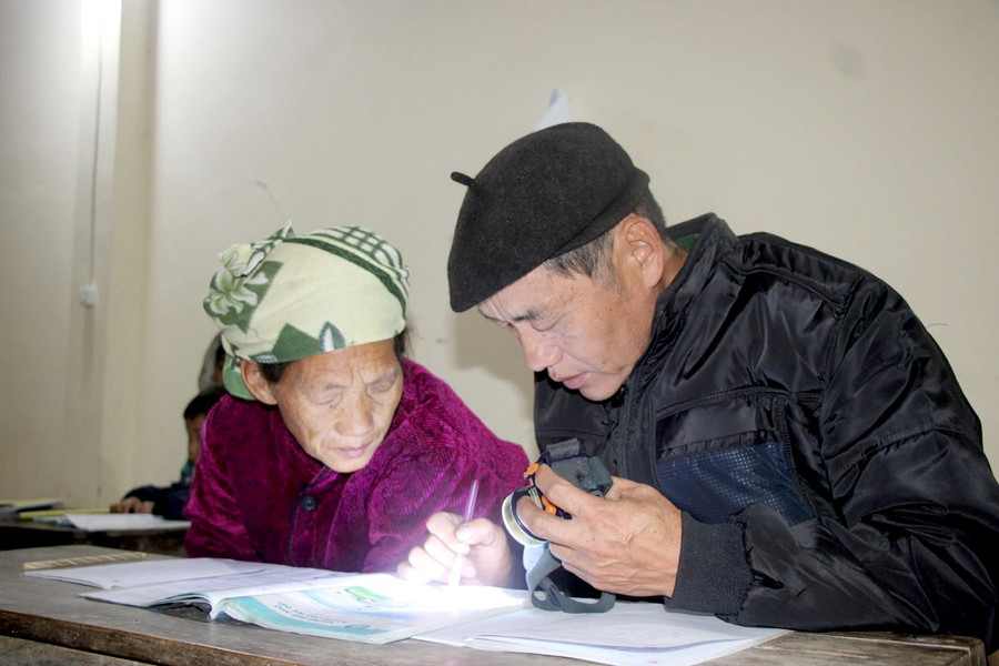 Học viên lớn tuổi tại lớp học xóa mù chữ tại xã biên giới Tùng Vài, tỉnh Tuyên Quang.