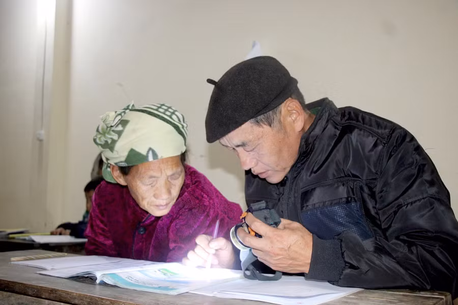 Học viên lớn tuổi tại lớp học xóa mù chữ tại xã biên giới Tùng Vài, tỉnh Tuyên Quang.