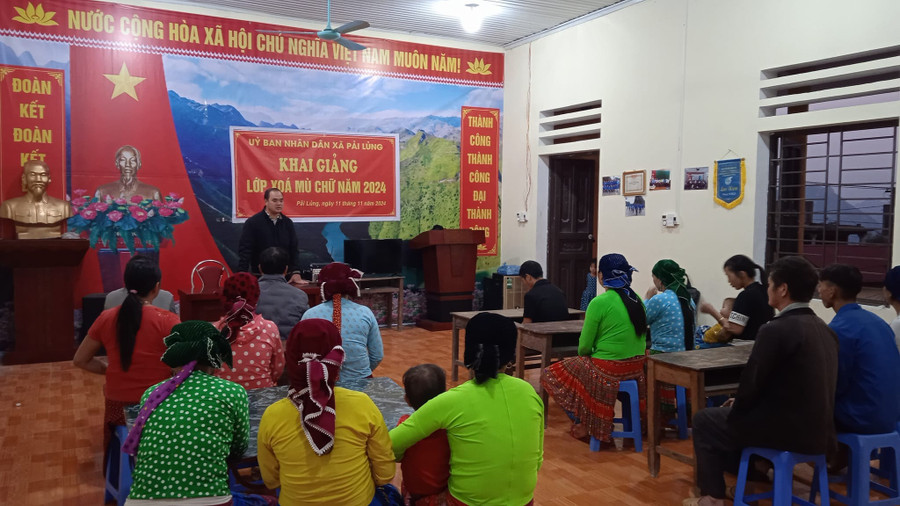 Khai giảng lớp xóa mù chữ cho phụ nữ thôn Mã Pì Lèng, xã Đồng Văn, Tuyên Quang.