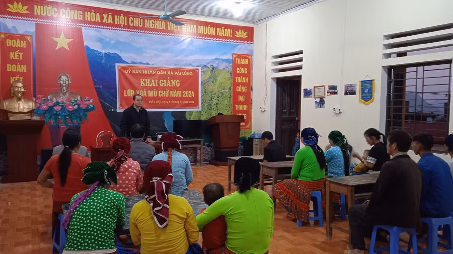 Khai giảng lớp xóa mù chữ cho phụ nữ thôn Mã Pì Lèng, xã Đồng Văn, Tuyên Quang.