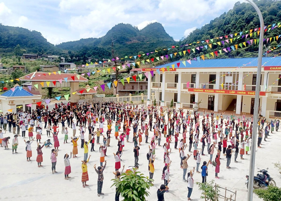 Trường PTDT bán trú THCS Lũng Cú được đầu tư xây dựng khang trang.