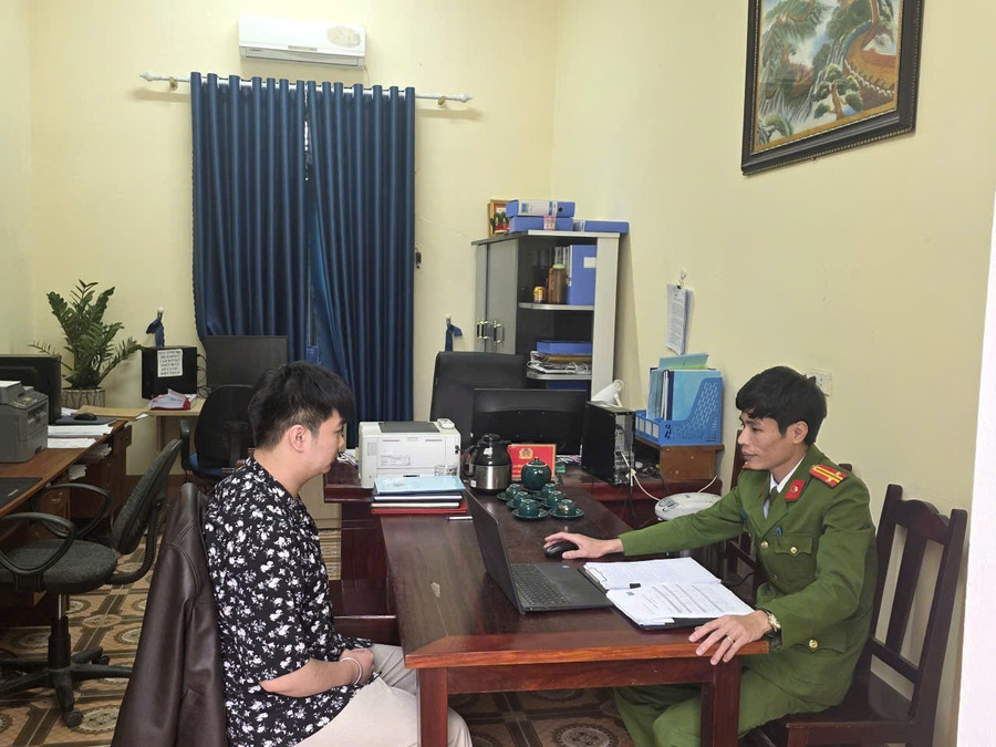 Công an xã Tiên Lương lấy lời khai của Vũ Tiến Hậu. Ảnh: Công an tỉnh Phú Thọ