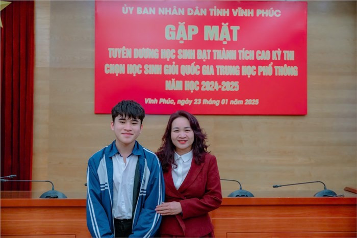 Em Nguyễn Trung Hải và giáo viên hướng dẫn.