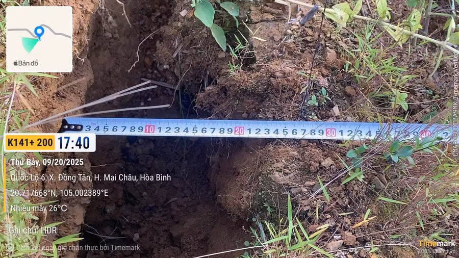 Vết nứt có đoạn rộng đến 20cm.