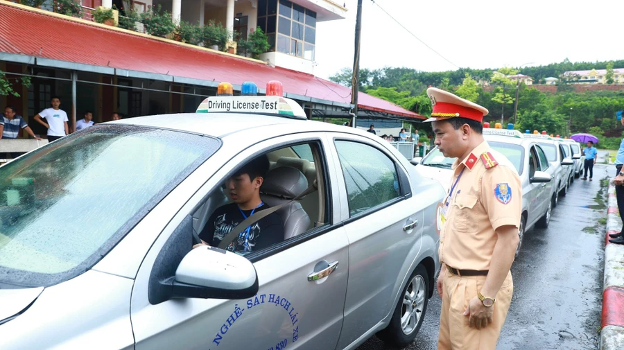 Công an Tuyên Quang lần đầu tổ chức sát hạch, cấp bằng lái xe