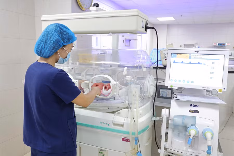 Các y, bác sỹ chăm sóc và theo dõi sức khỏe cho mẹ con sản phụ N.A. Ảnh: Bệnh viện Sản nhi Phú Thọ