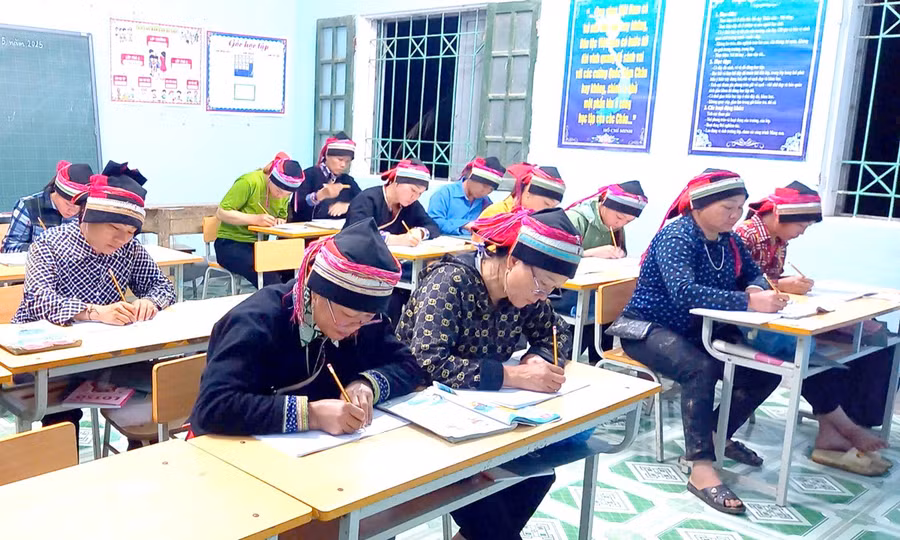 Đông đảo phụ nữ dân tộc Dao vùng biên giới tỉnh Tuyên Quang tham gia các lớp xóa mù chữ.