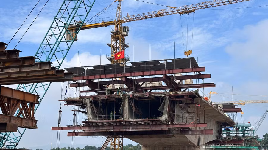 Thủ tướng yêu cầu hợp long cầu Phong Châu mới vào ngày 28/8. Ảnh dự án thi công thời điểm tháng 7/2025