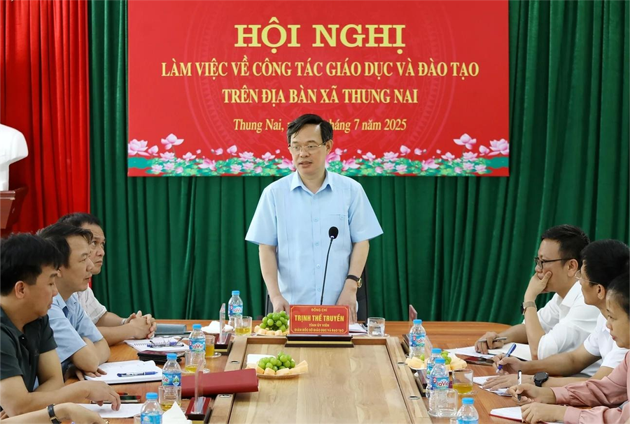 Ông Trịnh Thế Truyền, Giám đốc Sở GD&ĐT Phú Thọ làm việc với xã Thung Nai sau sáp nhập. Ảnh tư liệu