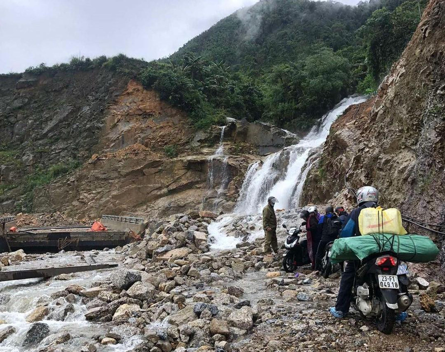 Mưa lớn gây sạt lở các tuyến đường vào huyện Hoàng Su Phì.