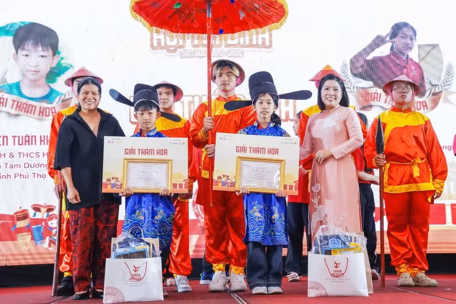 Em Nguyễn Tuấn Khanh (bên trái) đạt giải Thám Hoa.