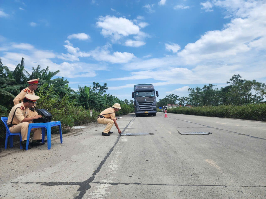 CSGT Vĩnh Phúc cân tải trọng xe trên đê Tả sông Hồng đoạn qua xã Bồ Sao, huyện Vĩnh Tường.