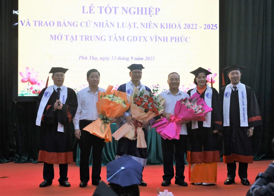 Đại diện lớp K8 tặng hoa lãnh đạo nhà trường, Trung tâm GDTX Vĩnh Phúc và Sở Nội vụ Phú Thọ. l6.jpg