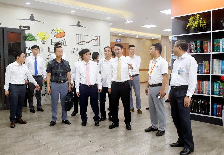 Phó Chủ tịch UBND tỉnh Phú Thọ Nguyễn Khắc Hiếu cùng các đại biểu tham quan mô hình chuyển đổi số, ứng dụng công nghệ trong quản lý, dạy và học tại Trường Đại học Hùng Vương. 2.jpg