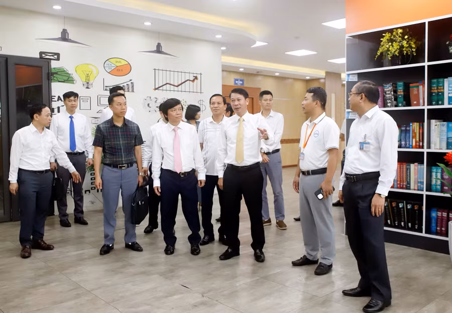 Phó Chủ tịch UBND tỉnh Phú Thọ Nguyễn Khắc Hiếu cùng các đại biểu tham quan mô hình chuyển đổi số, ứng dụng công nghệ trong quản lý, dạy và học tại Trường Đại học Hùng Vương.