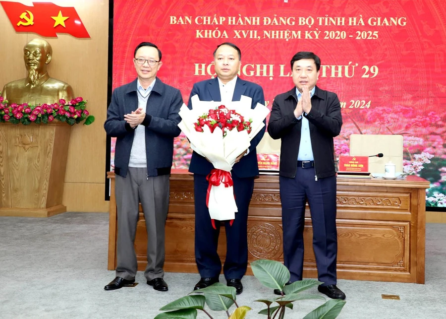 Lãnh đạo Tỉnh uỷ Hà Giang tặng hoa chúc mừng ông Phan Huy Ngọc.