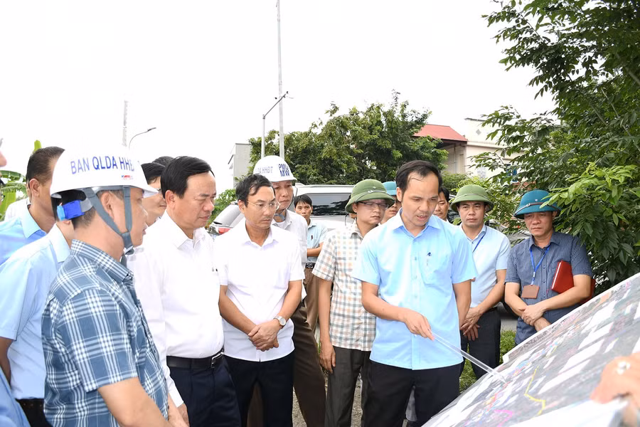 Phó Chủ tịch UBND tỉnh Phú Thọ Quách Tất Liêm kiểm tra thực địa Dự án Đường song song đường sắt Hà Nội - Lào Cai.