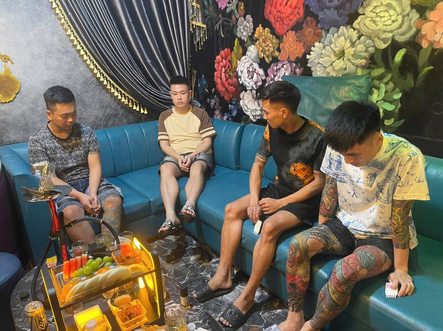 Kiểm tra quán bar Lucky Lounge, Công an phát hiện có nhiều người dương tính với ma tuý.