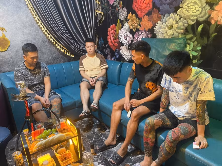Kiểm tra quán bar Lucky Lounge, Công an phát hiện có nhiều người dương tính với ma tuý.
