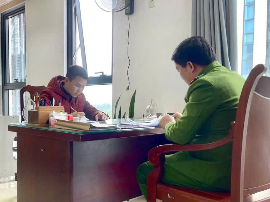 Cơ quan Cảnh sát điều tra làm việc với Đinh Minh Quang. Ảnh: Công an tỉnh Phú Thọ