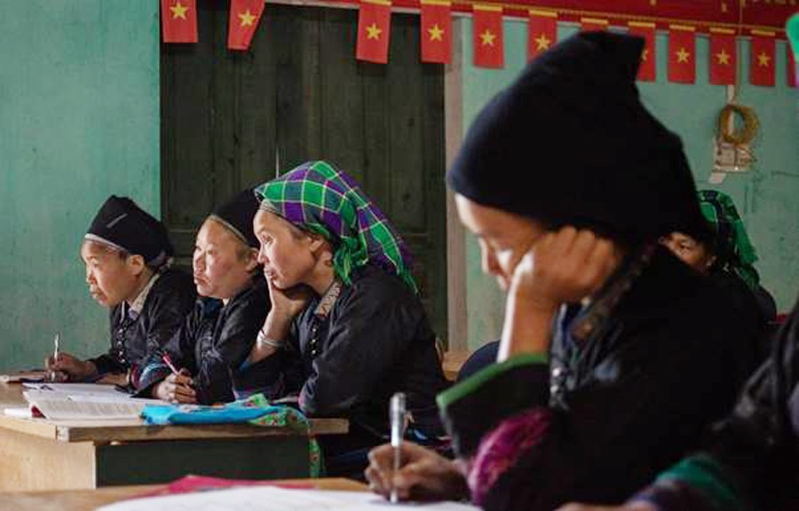 Phụ nữ dân tộc Nùng xã biên giới Bản Máy, tỉnh Tuyên Quang tham gia lớp học xóa mù chữ