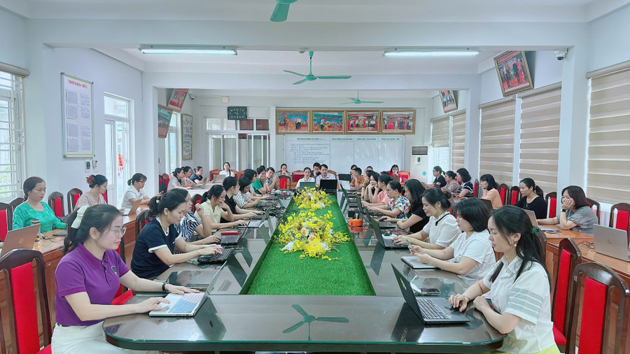 Đội ngũ giáo viên của nhà trường không ngừng được bồi dưỡng nâng cao chất lượng chuyên môn. 2-giao-vien.jpg