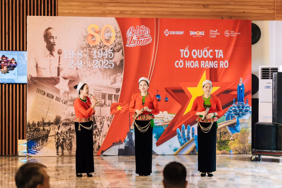 Biểu diễn văn nghệ phục vụ du khách tại Serena Resort (xã Kim Bôi, Phú Thọ).