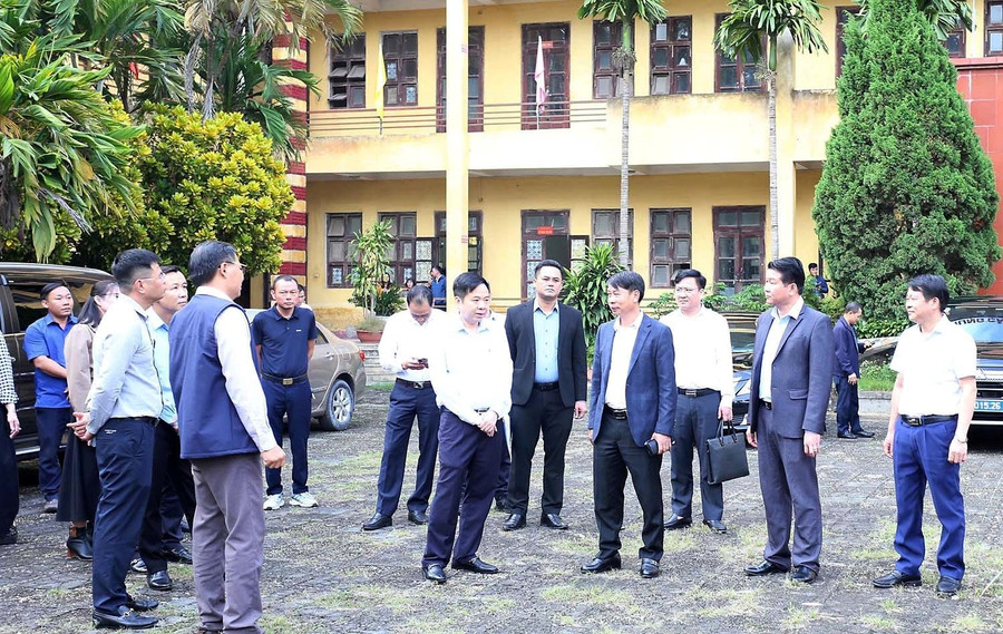 Phó Chủ tịch UBND tỉnh Phú Thọ Nguyễn Khắc Hiếu cùng Đoàn công tác kiểm tra cơ sở vật chất Trường Trung cấp Kỹ thuật - Nghiệp vụ Sông Hồng.