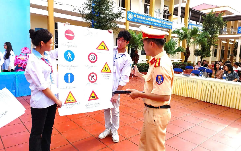 Học sinh tại Phú Thọ được tuyên truyền, giáo dục pháp luật về TTATGT.