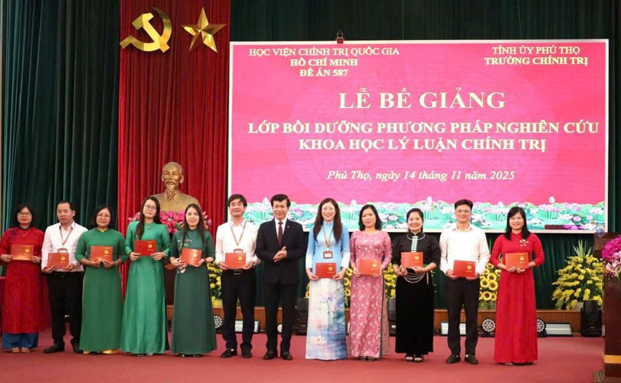 PSG, TS Hoàng Phúc Lâm trao chứng chỉ có các học viên Lớp bồi dưỡng phương pháp nghiên cứu khoa học lý luận chính trị.