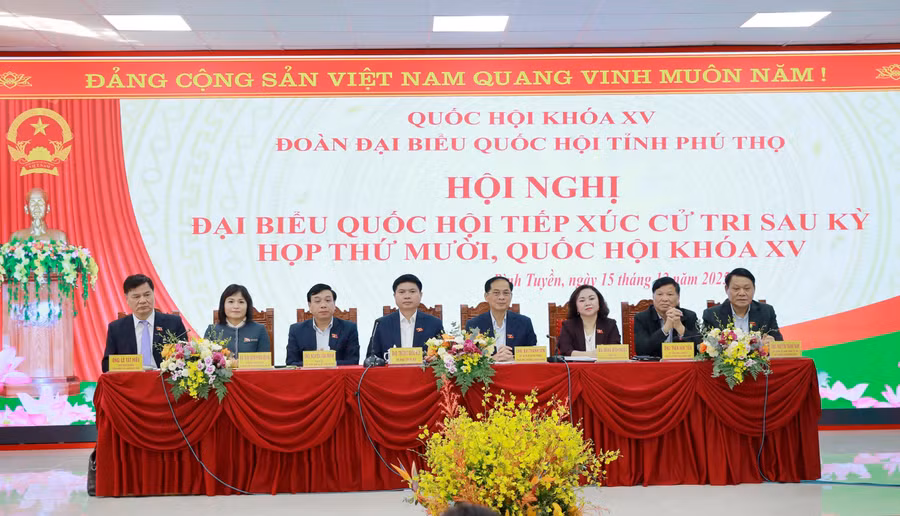 Phó Thủ tướng Bùi Thanh Sơn và lãnh đạo tỉnh Phú Thọ tiếp xúc cử tri sau Kỳ họp Quốc hội.