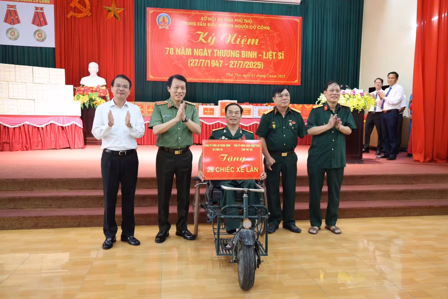 Bộ trưởng Lương Tam Quang Bộ (thứ 2 từ trái qua) thăm, động viên và tặng quà các thương binh, bệnh binh tại Trung tâm điều dưỡng người có công tỉnh Phú Thọ.