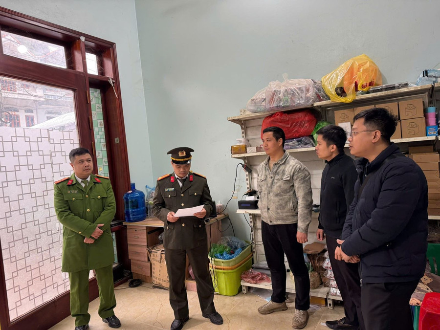 Cơ quan điều tra thi hành lệnh khám xét tại kho hàng của Yang Yifeng. Ảnh: Công an tỉnh Phú Thọ