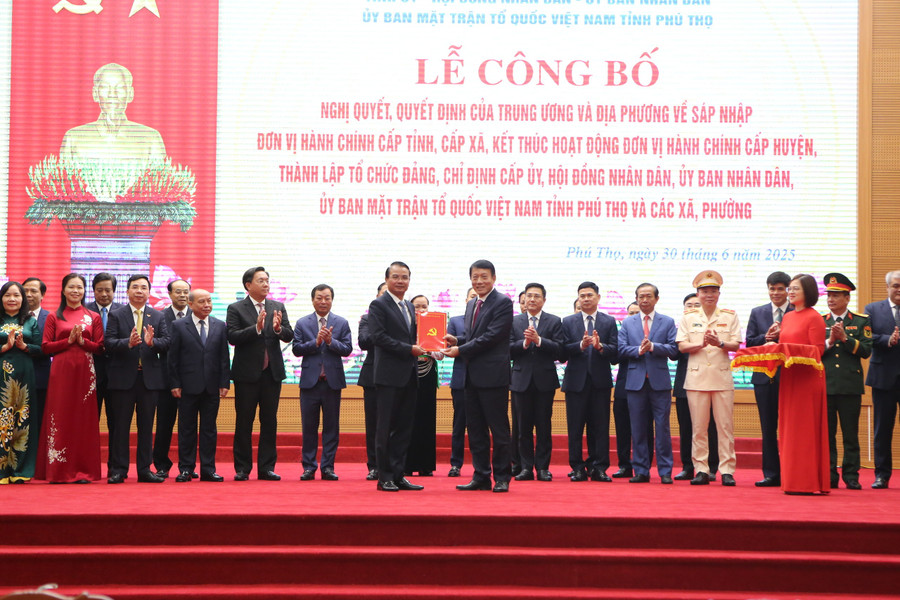 Ông Đặng Xuân Phong, Bí thư Tỉnh ủy Vĩnh Phúc (hàng đầu bìa trái) được chỉ định giữ chức Bí thư Tỉnh uỷ Phú Thọ (mới) nhiệm kỳ 2020 – 2025. 1.jpg