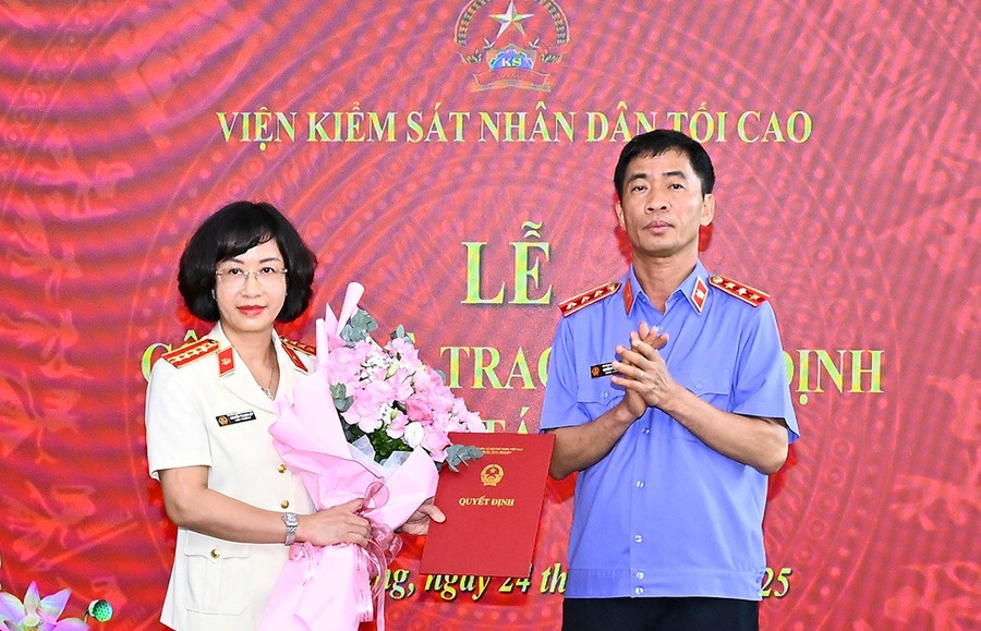 Phó Viện trưởng Viện KSND Tối cao Nguyễn Duy Giảng trao Quyết định bổ nhiệm cho bà Nguyễn Thị Mai Lập.