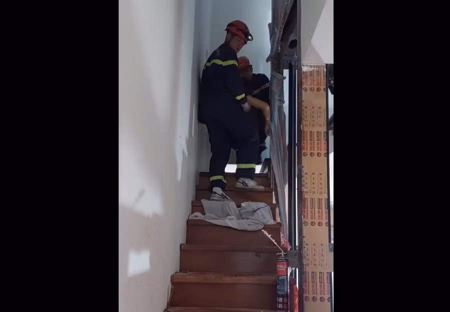 Lực lượng chức năng đưa nạn nhân ra ngoài và đi cấp cứu. Ảnh cắt từ clip