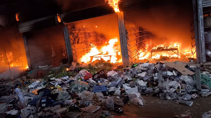 Đám cháy bắt đầu từ khu vực ki - ốt bán quần áo.