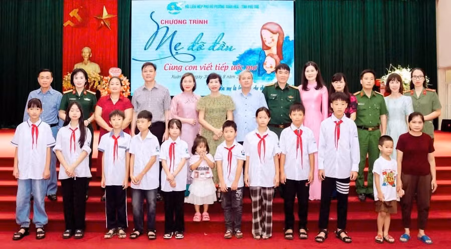 Hội Liên hiệp Phụ nữ phường Xuân Hòa (Phú Thọ) kết nối đỡ đầu 11 trẻ em mồ côi.