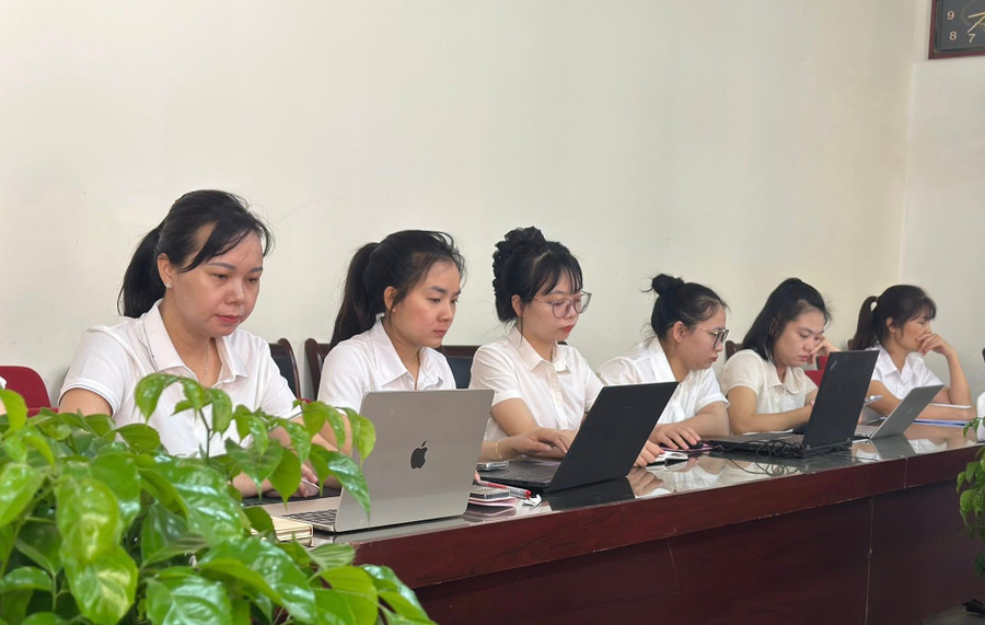 Giáo viên Trường Tiểu học Liên Bảo (phường Vĩnh Phúc, tỉnh Phú Thọ) tham gia tập huấn đầu năm học. th-lb.jpg