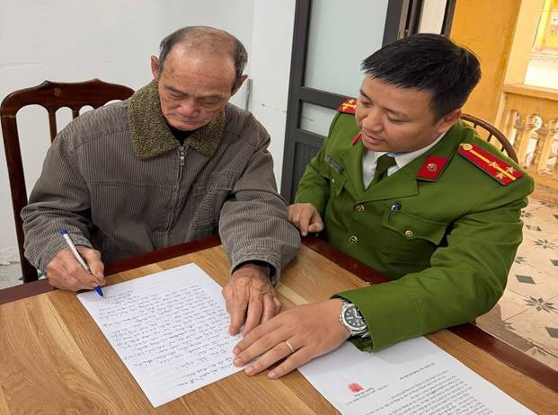 Công an phường Vân Phú hướng dẫn ông Vũ Văn Sự làm thủ tục đăng ký thường trú.