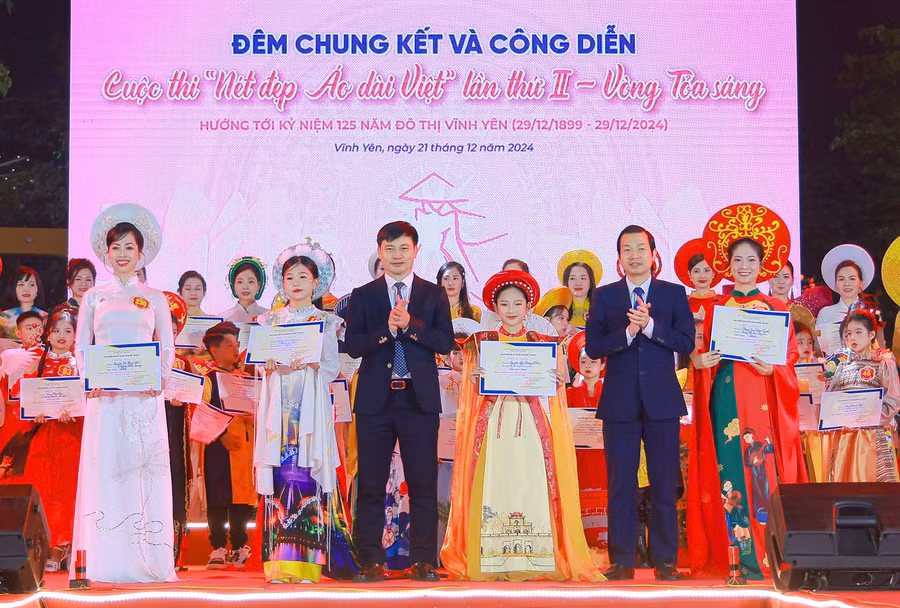 Lãnh đạo thành phố Vĩnh Yên trao giải Nhất cho các thí sinh.