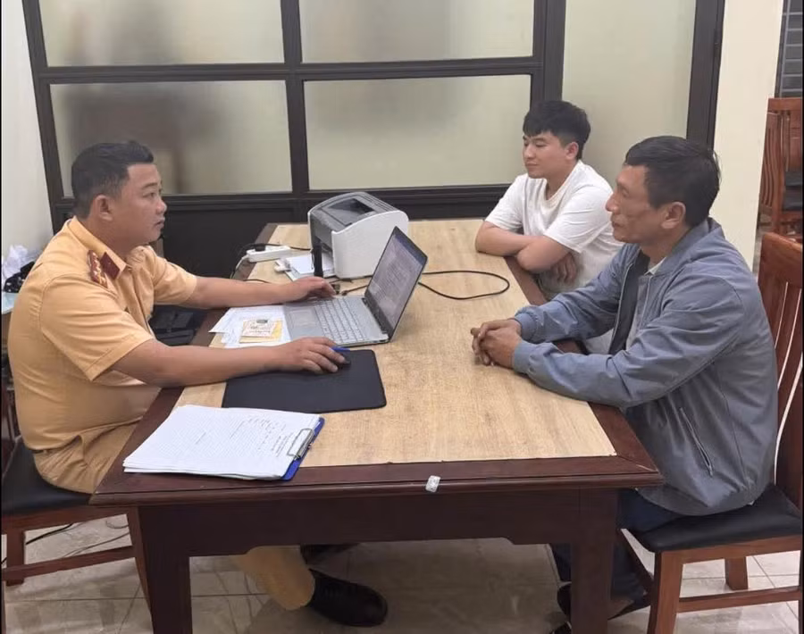 Lực lượng CSGT làm việc với chủ và lái xe.