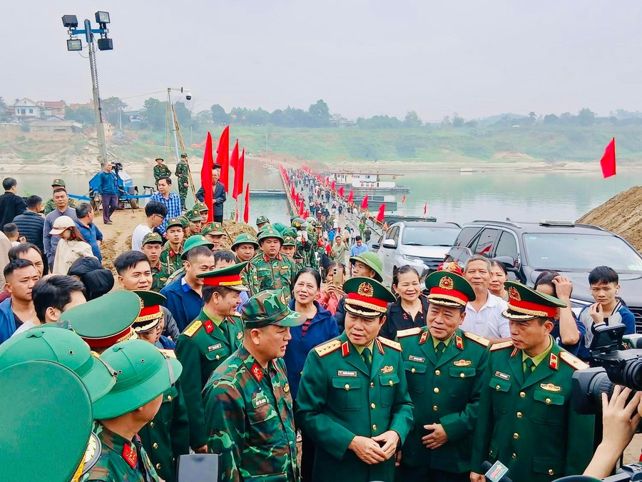 Đại tướng Nguyễn Tân Cương tham gia Lễ thông xe cầu phao Đoan Hùng.